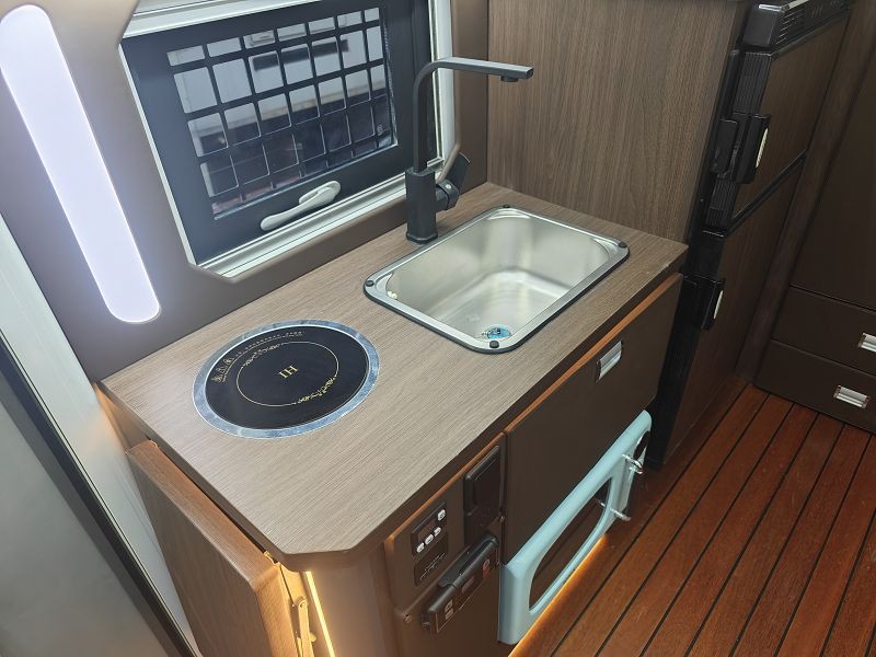 2 indoor kitchen of Star Wonder Boundless Universal MS600 Off Road Motorhome002 2 indoor kitchen of Star Wonder Boundless Universal MS600 Off Road Motorhome002